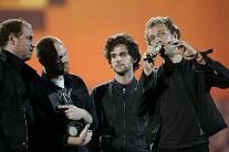 Na zdjęciu Coldplay
   zdobywca dwóch statuetek. 